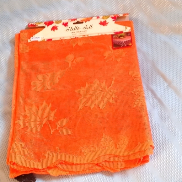 Lace table clothes includes one decorative item - Picture 3 of 5